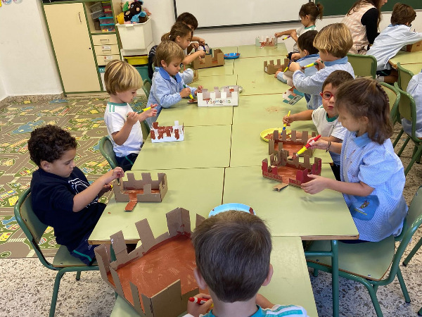 LOS ALUMNOS DE 4 AÑOS ESTUDIAN LA EDAD MEDIA.