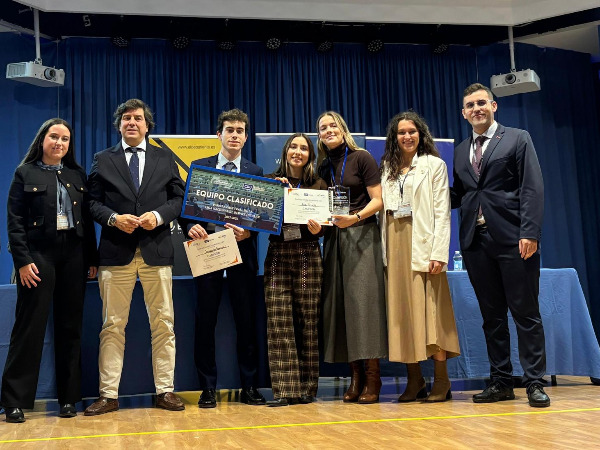 CAMPEONES DE DEBATE.